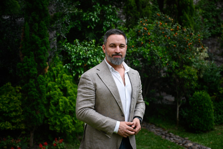 Santiago Abascal, líder de Vox, en los jardines del Hotel Emperador Foto Mariana Nedelcu- Clarín