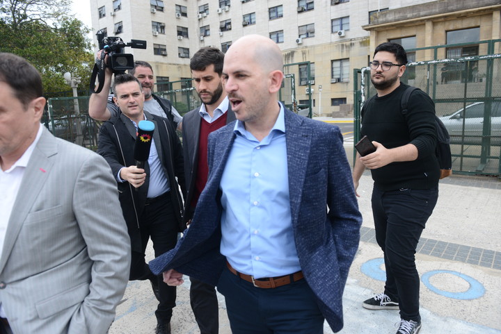 El dirigente de La Cámpora  Fabián "Conu" Rodriguez sale el mes pasado de Comodoro Py tras entregar su celular al juez. Foto: Luciano Thieberger.
