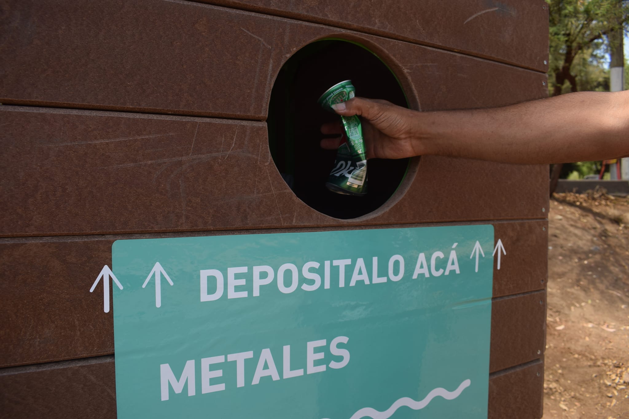 Puede ser una imagen de texto que dice "个个 DEPOSITALO ACÁ DEPOSITALOACÁ 个个 METALES"