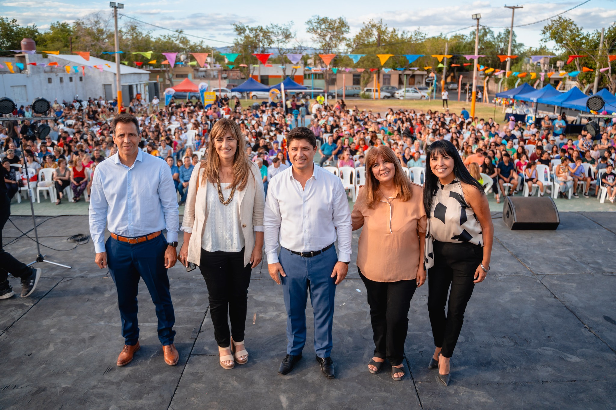 Puede ser una imagen de 2 personas y multitud