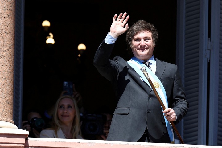 Javier Milei, el domingo 10, cuando asumió. Saludo en el balcón de la Casa Rosada, con su hermana Karina atrás. Foto: Reuter.