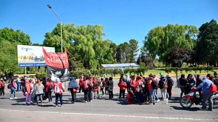 Corte en la rotonda de Cipolletti y el puente a Neuquén. Foto Diario Río Negro