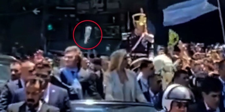 El momento en que la botella pasa por encima de la cabeza del Presidente. Foto: captura de video