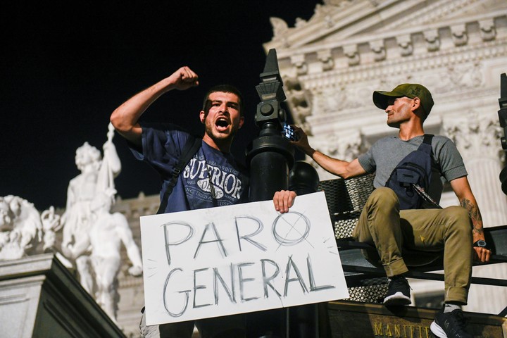 El cacerolazo tras la conferencia de Milei sobre el decreto de reformas. Foto AP Photo/Gustavo Garello.