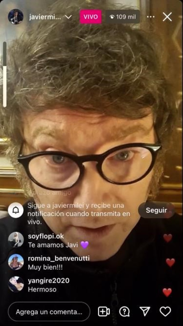 Javier Milei en un vivo de Instagram en el que sorteó su último sueldo como diputado. Ahora dejará de hacerlo. 