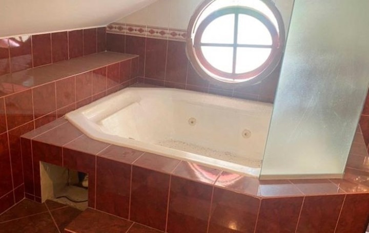 En el traspaso de mando de la localidad cordobes ade Anisacate encontraron un jacuzzi en el despacho del intendente
