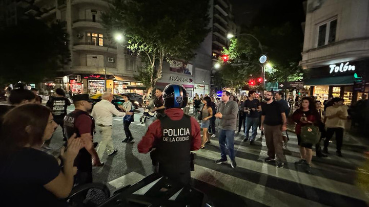 La policía intervino en un corte con cacerolas en Coronel Díaz y Santa Fe. Foto Ariel Grinberg