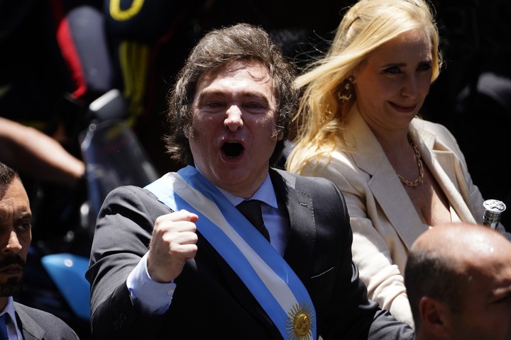 Javier Milei y su hermana Karina, en el auto descapotable rumbo a la Casa Rosada, tras la asunción. Foto: Emmanuel Fernández 