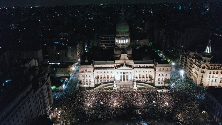 La gente protesta frente al Congreso Nacional, luego de un mensaje del presidente Javier Milei anunciando nuevas medidas económicas. Foto AP/Gustavo Garello