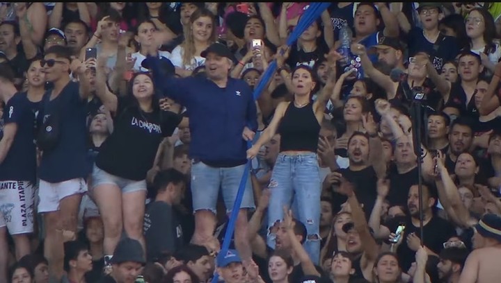 Máximo Kirchner y Mayra Mendoza, subidos a un paravalanchas en un acto de Cristina. 