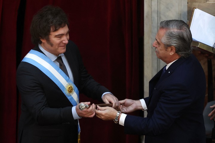 El bastón presidencial de Javier MIlei, donde se ven las cabezas de sus cinco perros (ALEJANDRO PAGNI / AFP)