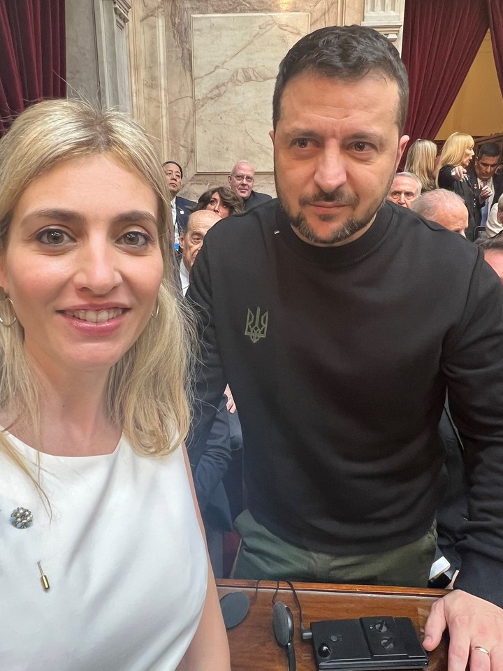La diputada Daiana Fernández Molero junto al presidente de Ucrania Volodímir Zelenski.