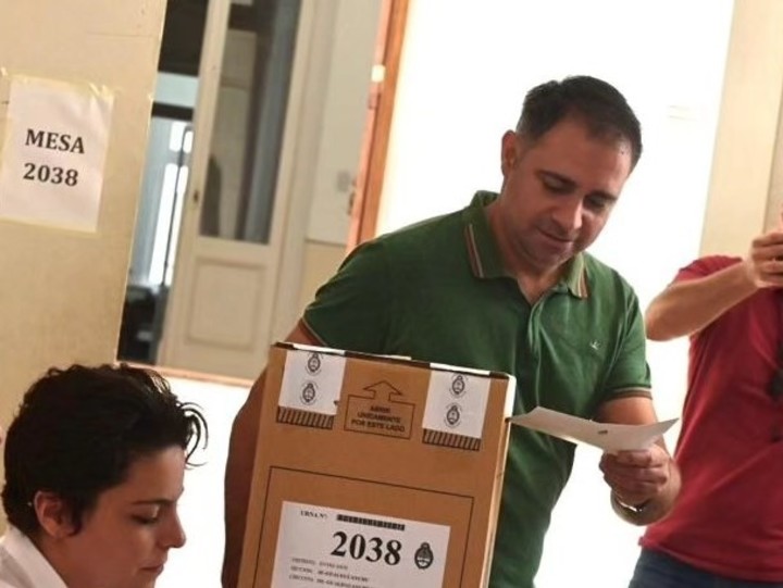 Mauricio "Palito" Davico fue percusionista de Ráfaga, es amigo de Karina Milei y gobernará como intendente de Juntos la ciudad del carnaval.
