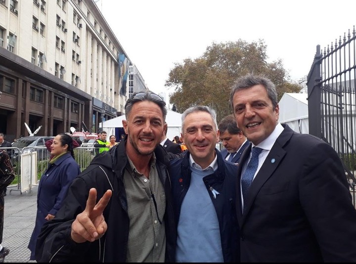 Mercanzini, en una foto de sus redes sociales junto a Andrés Larroque y Sergio Massa. 