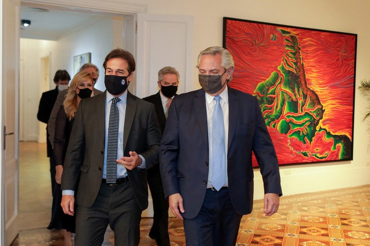 En el fondo la pintura Sur de Nicolás García Uriburu. Foto: AFP