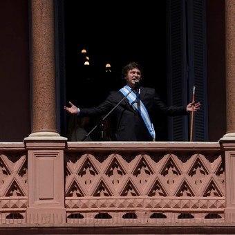 Super decreto de Milei para desregular la economía: derogó la ley de alquileres, habilita privatizaciones y una reforma laboral