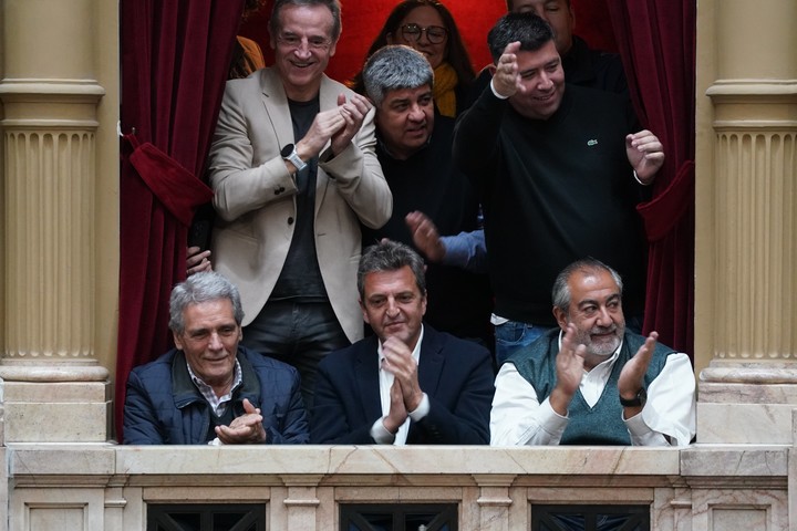 Massa junto a los jefes de la CGT cuando se trató en Diputados la eliminación de la cuarta categoría del impuesto a las Ganancias. Foto: Juano Tesone.