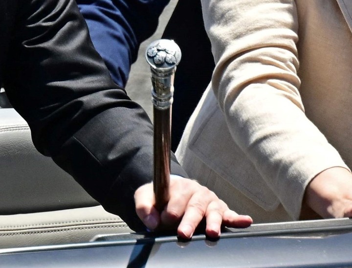 Los cinco mastines, el detalle del bastón presidencial de Javier Milei.