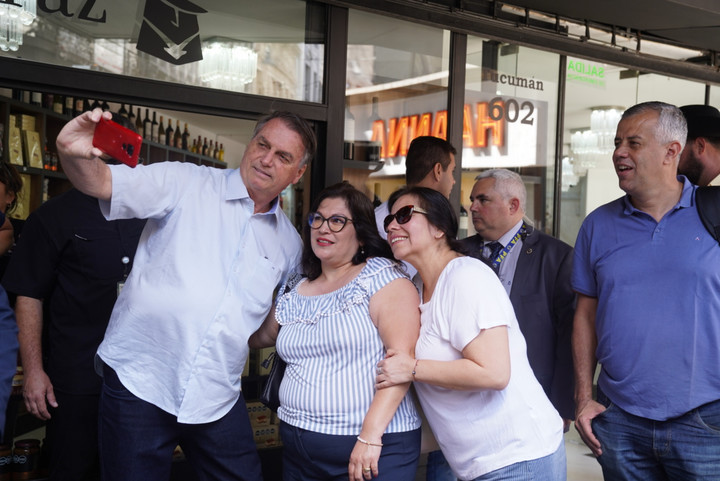 Bolsonaro se sacó fotos con sus seguidores en la puerta del Hotel Libertador. Foto: Guillermo Rodríguez Adami. 