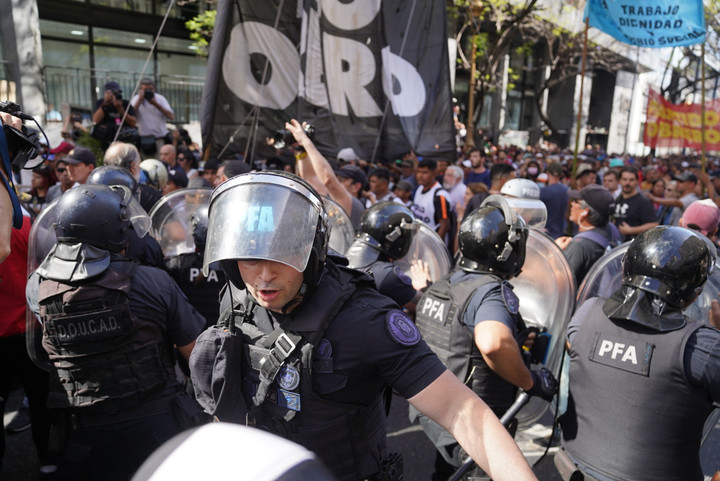 Efectivos en la marcha de este miércoles. Foto: Guillermo Rodriguez Adami.