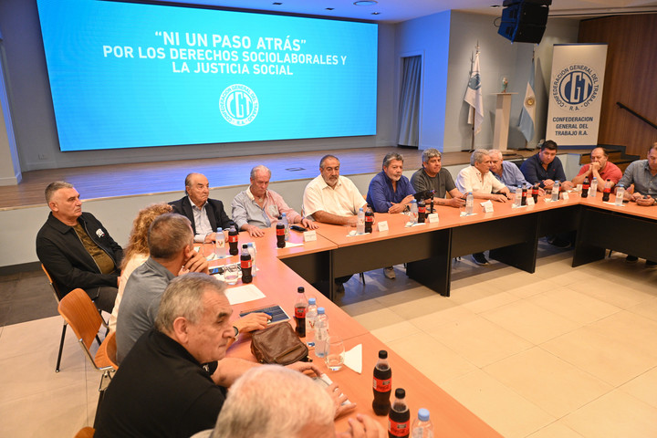 La conducción de la Confederación General del Trabajo (CGT) se reunió tras el anuncio de las medidas económicas del ministro de Economía, Luis Caputo.