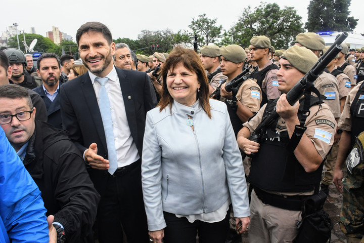 Pullaro, con Bullrich y efectivos de las fuerzas. Foto: Juan José García.