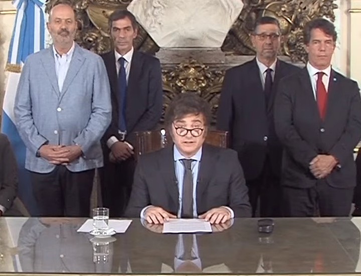 Milei, cuando anunció el DNU con su gabinete, en cadena nacional.