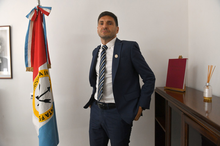 El gobernador, posando con la bandera santafesina. Foto: Enrique García Medina.