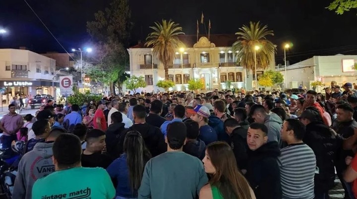Manifestación de policías de La Rioja contra el gobernador Quintela por mejoras salariales. Foto Twitter
