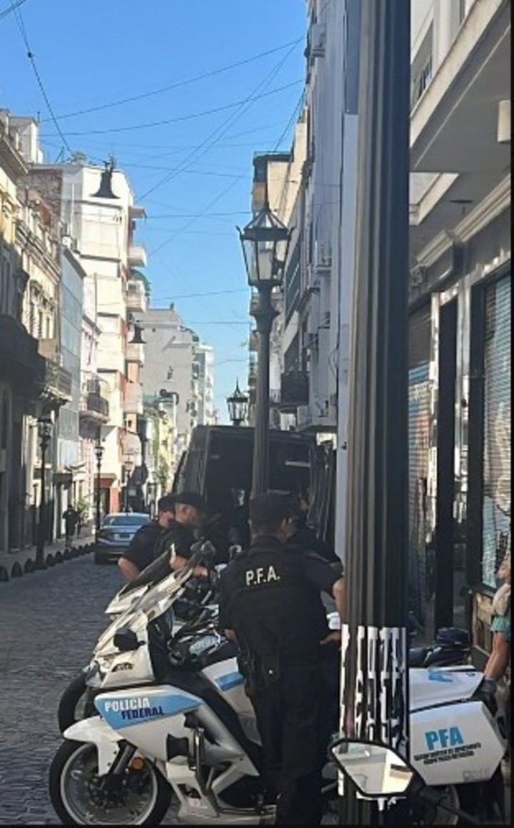 Agentes motorizados de la Policía Federal y un camión celular, en la puerta de Télam.