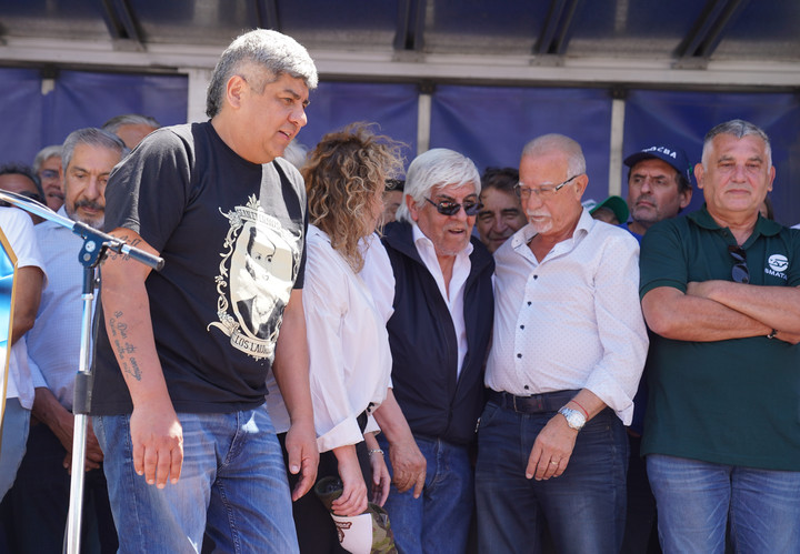 Pablo y Hugo Moyano, entre los sindicalistas que subieron al palco. Foto Marcelo Carroll