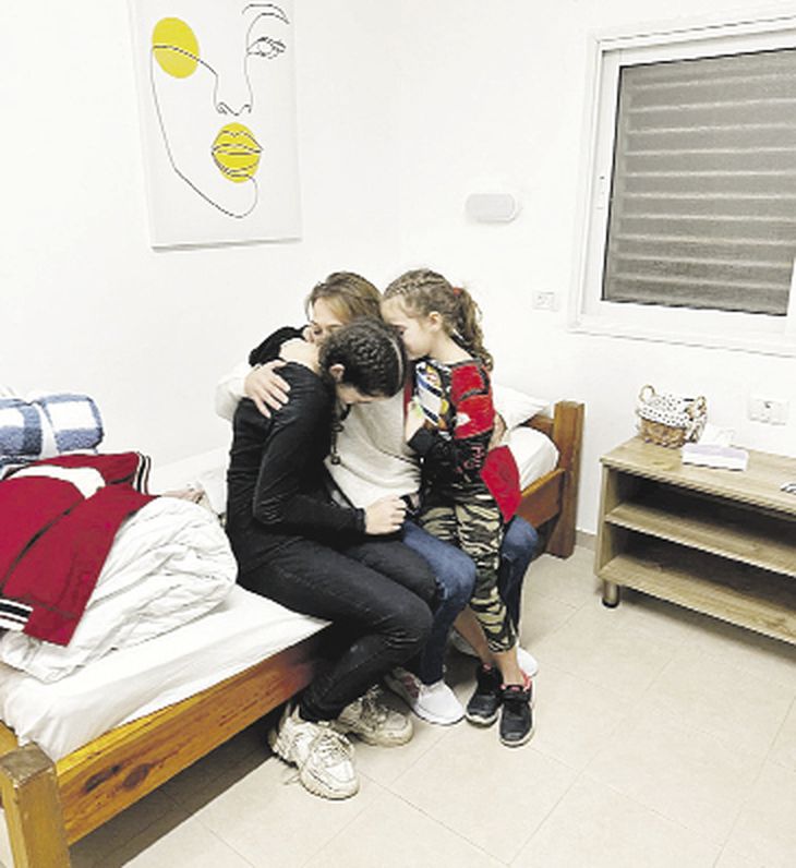 Secuestrados. Niños, mujeres y ancianos figuran entre los rehenes liberados.