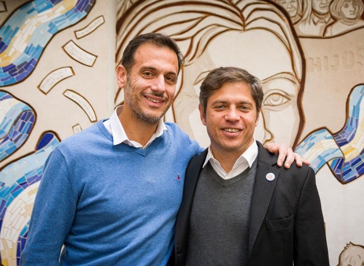 Julián Álvarez, camporista y nuevo intendente de Lanús, en un encuentro con el gobernador Axel Kicillof. Pese a debutar en el cargo, quedó postergado en un ranking de jefes comunales.