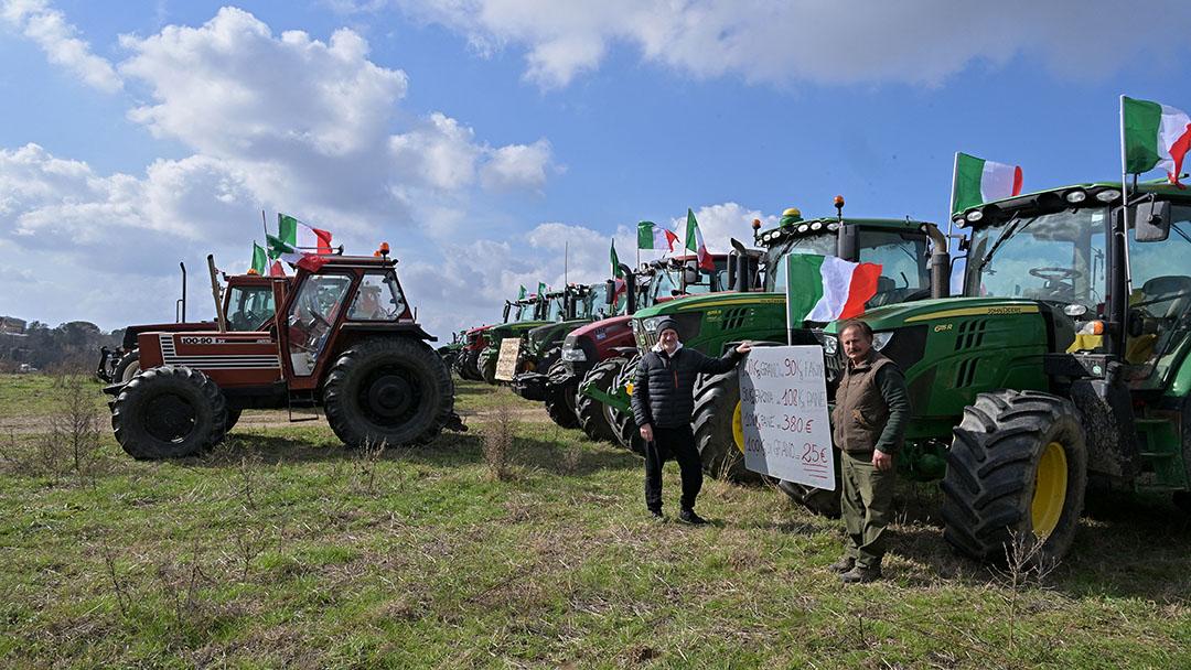 Agricultores de toda Italia se movilizan en autos y tractores hacia Roma Foto AFP 