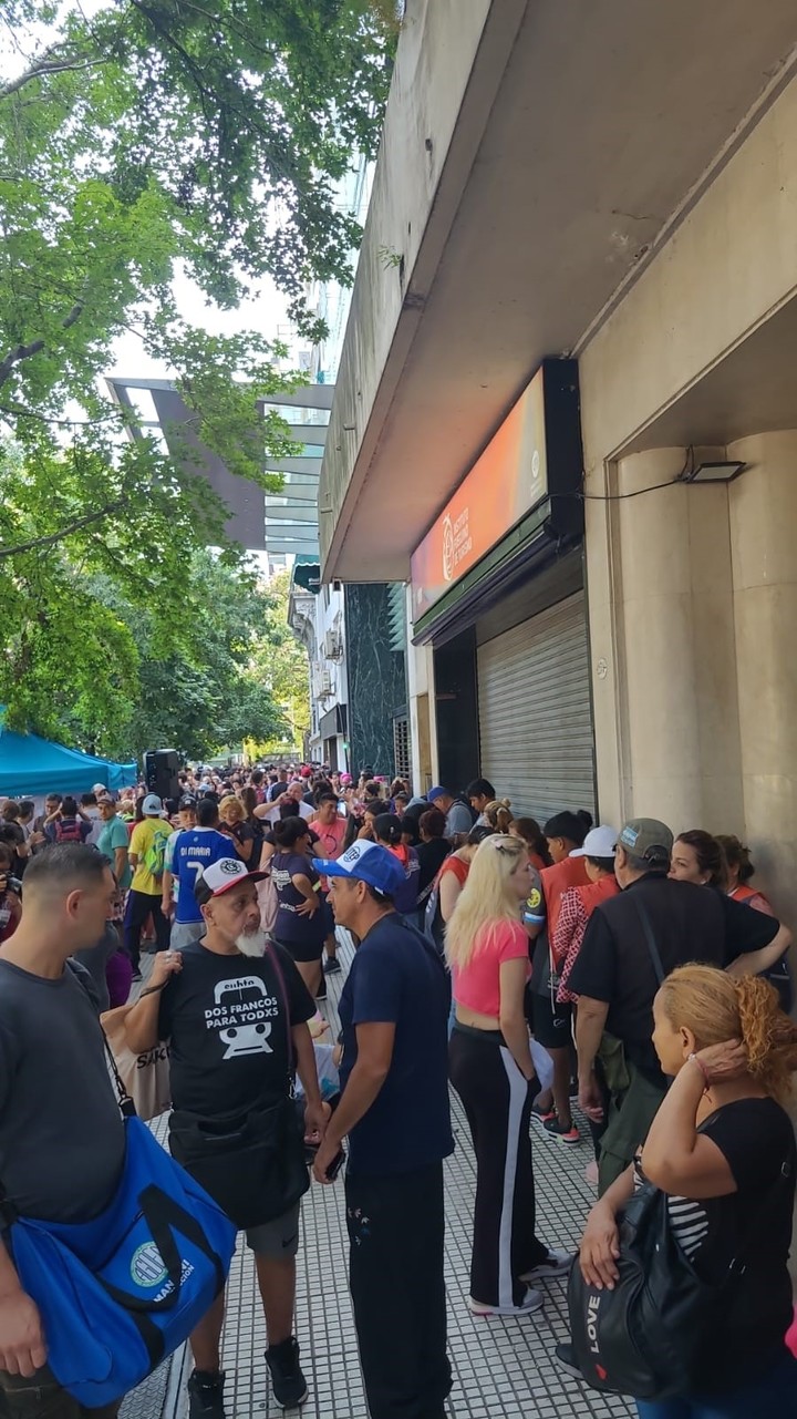 Largas filas en el ministerio de Capital Humano de grupos piqueteros que piden ser recibidos por la ministra Sandra Pettovello.