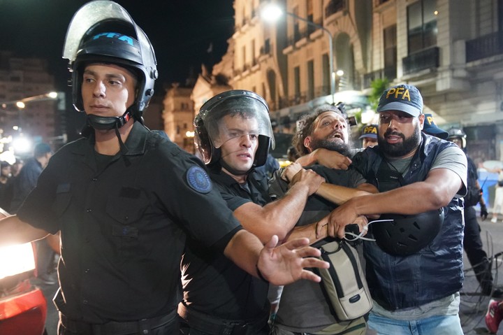 Uno de los detenidos durante los disturbios en la plaza del Congreso. Foto Juano Tesone