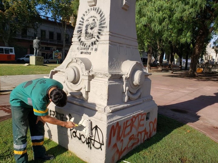 Los destrozos en la Plaza del Congreso tras la marcha contra la Ley Ómnibus. Los arreglos costarán 107 millones de pesos.